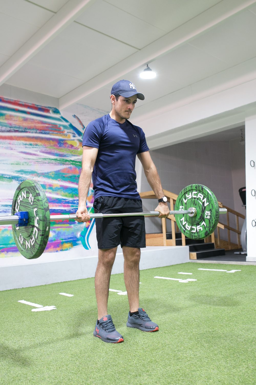Paciente de BIOKINESIC en ejercicio de fuerza con barra