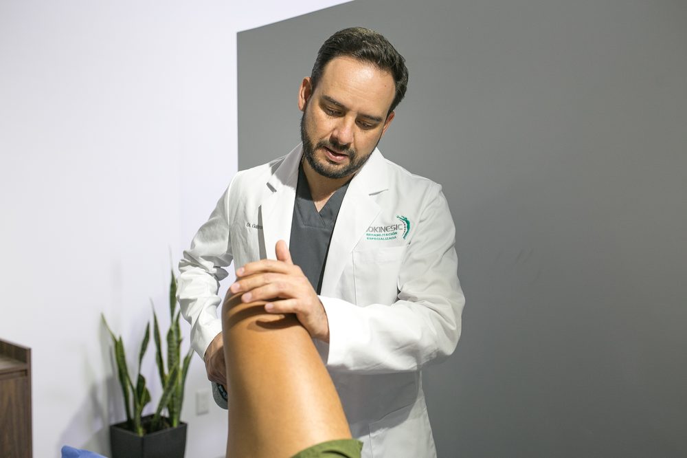Especialista de BIOKINESIC evaluando una lesión de hombro