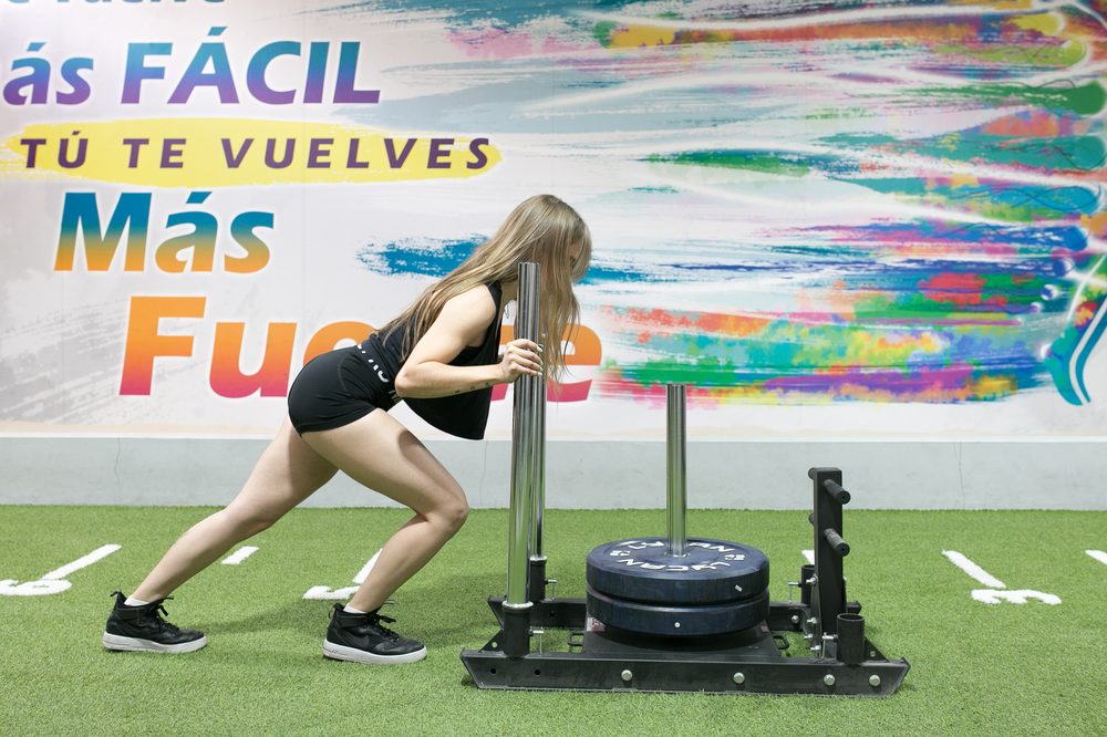 Paciente de BIOKINESIC en ejercicio de fortalecimiento de piernas